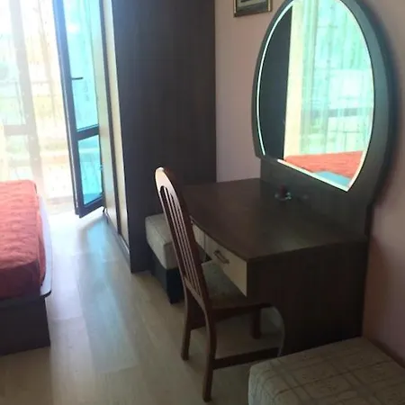 Cozy 1 Bed In Lesso Complex Апартаменти