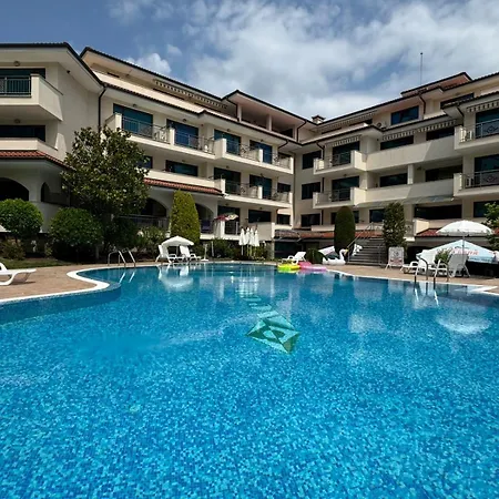 Cozy 1 Bed In Lesso Complex Апартаменти